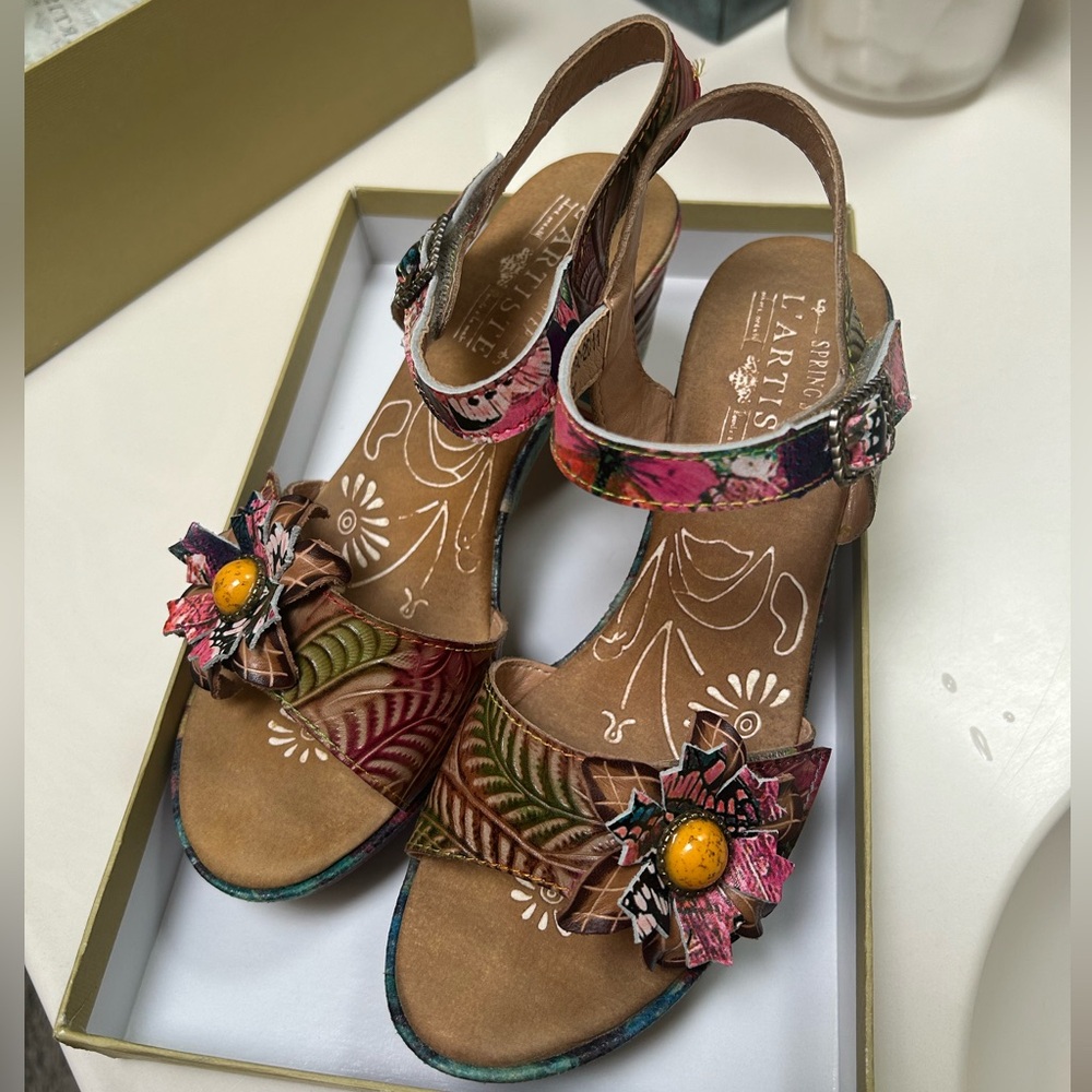 L’Artiste by Spring Step Leilane multi color Sandal. Size 38 (7.5-8 US)